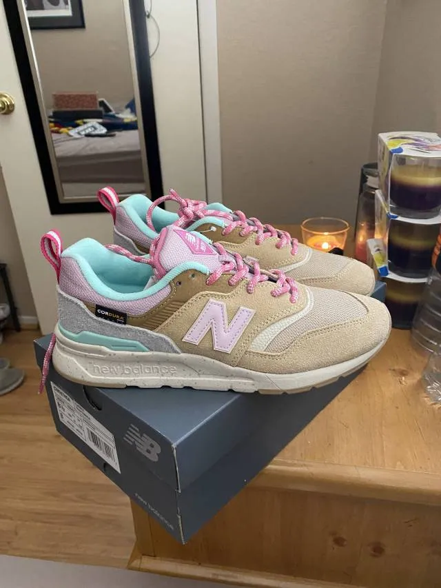 New balance 997 classic (womens 8.5) (mens 7)