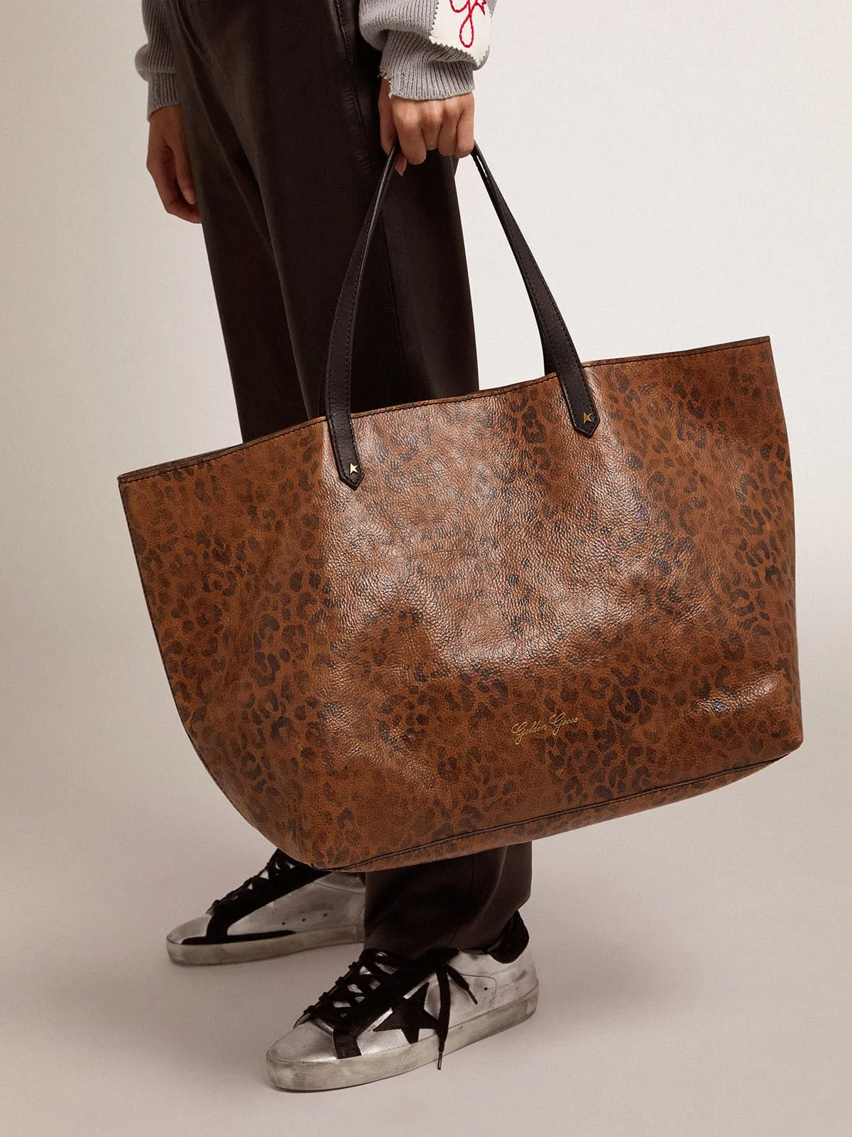 Pasadena Bag in hammered leather with leopard print and contrasting black handles